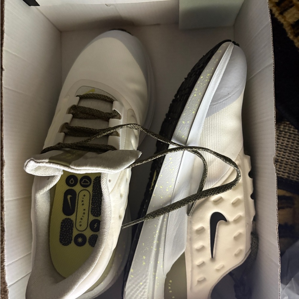 NWOT Nike Air Winflo 9 Shield Women’s size 8